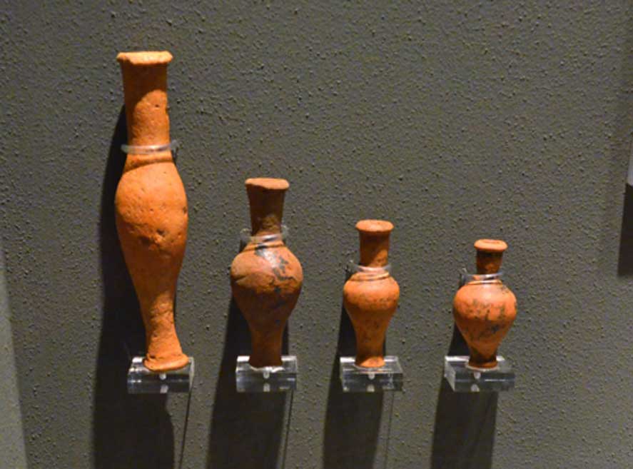 Cerámica griega: unguentaria, lámpara y pequeños recipientes hallados en Volimos y datados en el período helenístico, siglo III a. C. (Dan Diffendale / Flickr)