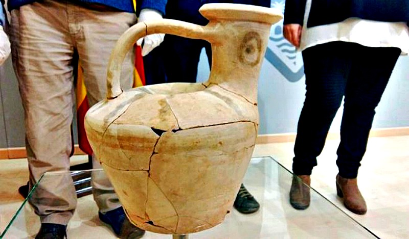 Pieza cerámica votiva recuperada durante la pasada campaña de excavaciones, ubicada en un pozo de 3 metros de profundidad descubierto en Na Galera. (Fotografía: El Mundo)