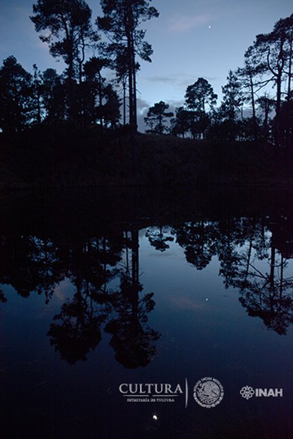 El cielo nocturno se refleja en el lago. (Imagen: Isaac Gómez, cortesía de Proyecto Arqueológico Nahualac, SAS-INAH.)