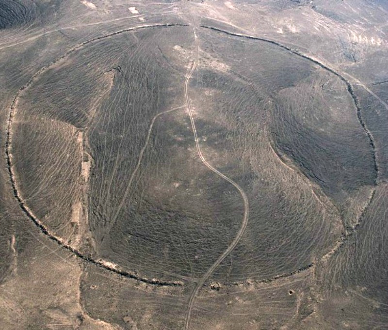 Fotografía vía satélite en la que podemos observar el llamado Círculo J2, más conocido como Sirat Umm el-Hayan, localizado 5 kilómetros al oeste de la vía ferroviaria de Hedjaz. (Imagen: Código Oculto).