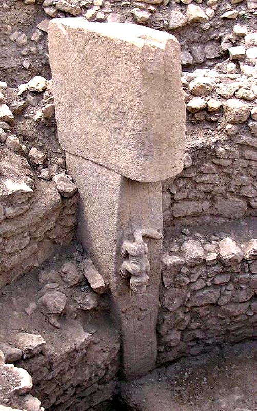 Predador de larga cola (¿un cocodrilo?), tallado en altorrelieve sobre un pilar de piedra, Göbekli Tepe (Dominio público)