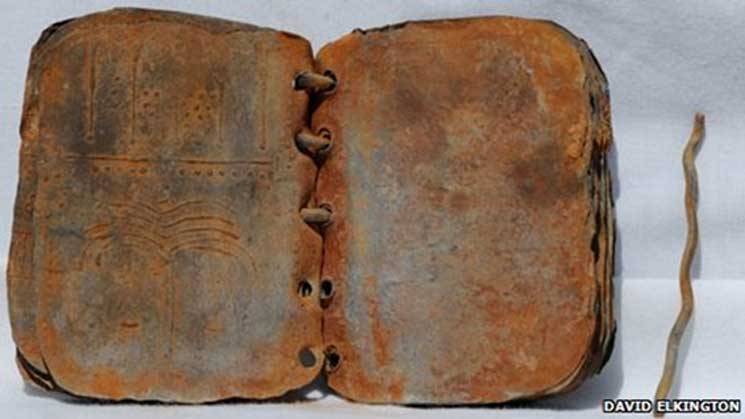 Uno de los códices de plomo hallados en el año 2008 en Jordania. (Jordan Codices)