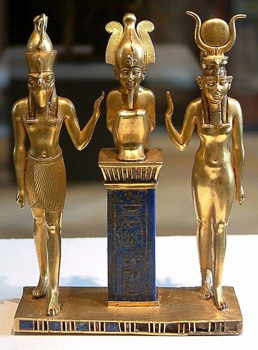 Osiris, Isis y Horus: colgante con el nombre de rey Osorkón II (CC BY-SA 1.0)