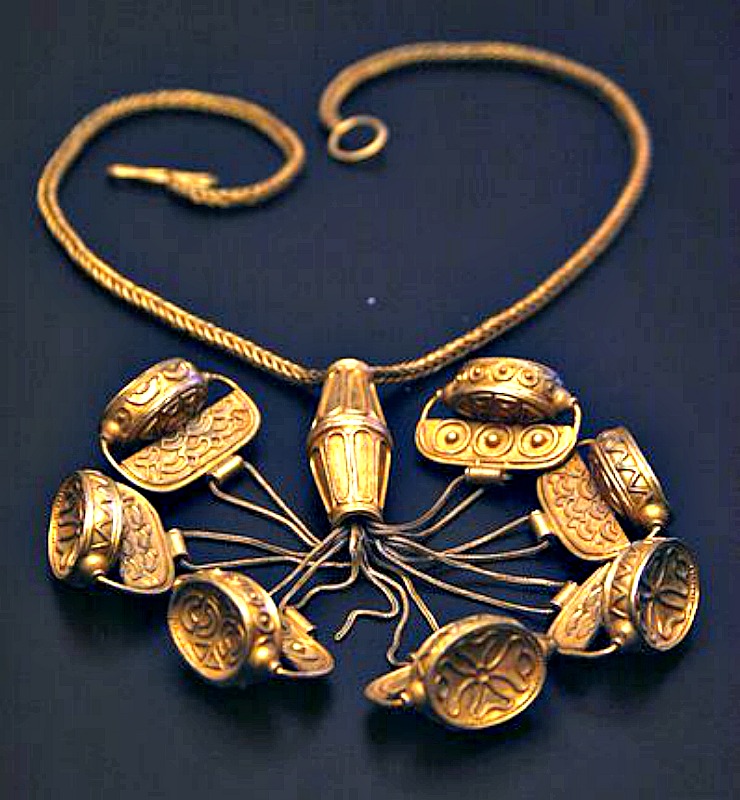 Primer plano del collar del tesoro en el que puede observarse el detallado trabajo de orfebrería. Museo Arqueológico de Sevilla, España. (José Luiz Bernardes Ribeiro/CC BY-SA 3.0)
