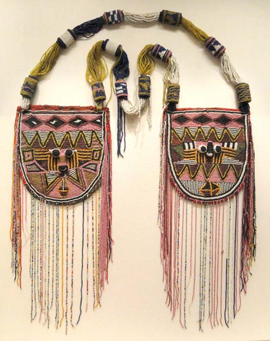 Collar africano (Odigba Ileke Ifa) de principios del siglo XX hallado en Nigeria y obra del pueblo Yoruba. Está hecho de tela, cuentas de vidrio, cartón y madera. Museo de Arte de Cleveland (Dominio público)