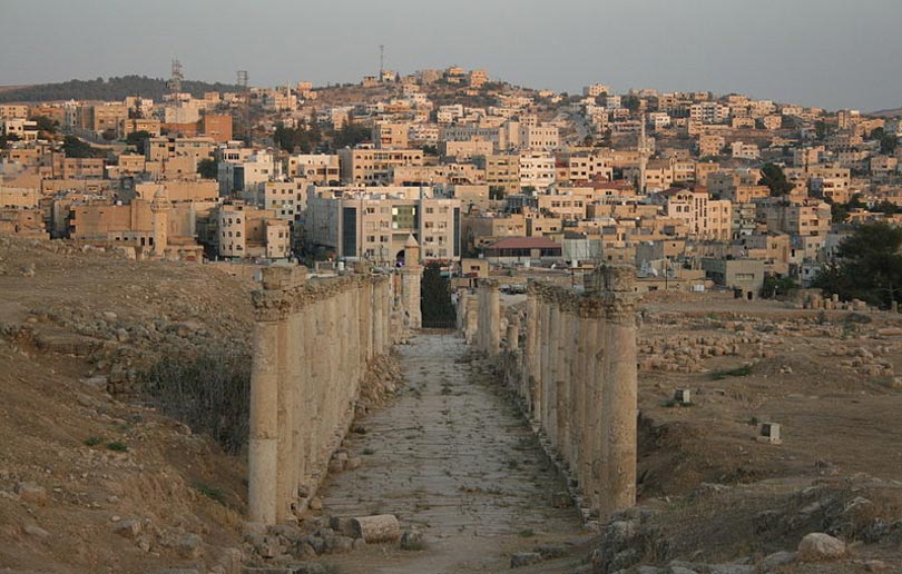 Esta columnata lleva a la parte moderna de la ciudad de Jerash. (CC BY-SA 3.0)
