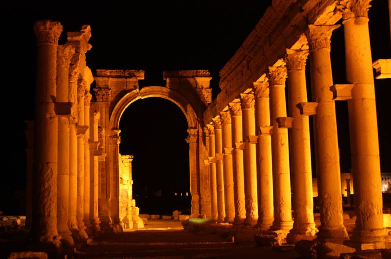 Vista nocturna de la Gran Columnata y el Arco de Triunfo de Palmira. (CC BY 2.0)
