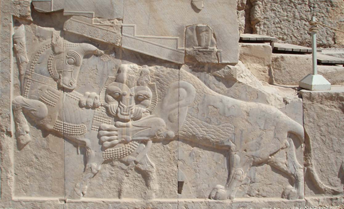 Otra imagen de un toro, ésta hallada en Persépolis y posiblemente de origen zoroástrico. Mitra estaba asociado al toro, y se cree que provenía de las religiones arias de la India y Persia. En este relieve, el león y el toro están enzarzados en un combate mítico. (CC BY-SA 3.0)