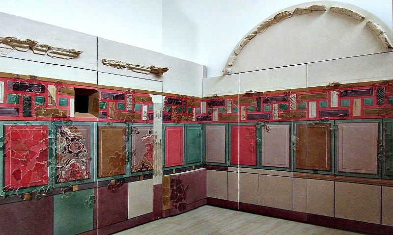 Reconstrucción de un cubículum (dormitorio) romano con materiales extraídos del yacimiento arqueológico de Bílbilis y datados en el año 50 a. C. (Museo de Calatayud)-(Ecelan/GNU Free)