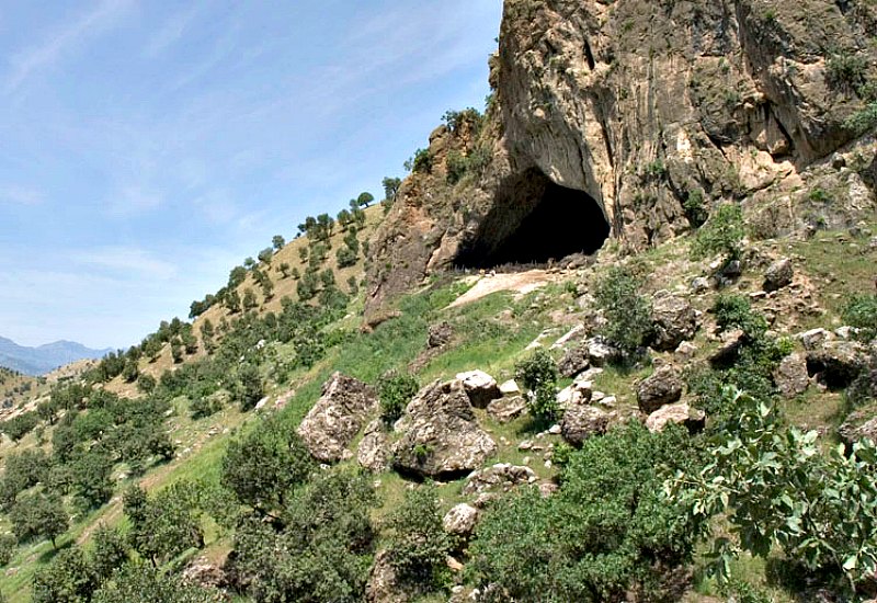 Vista exterior de la entrada de la cueva Shanidar, en el Kurdistán iraquí. (JosephV /GNU FREE)