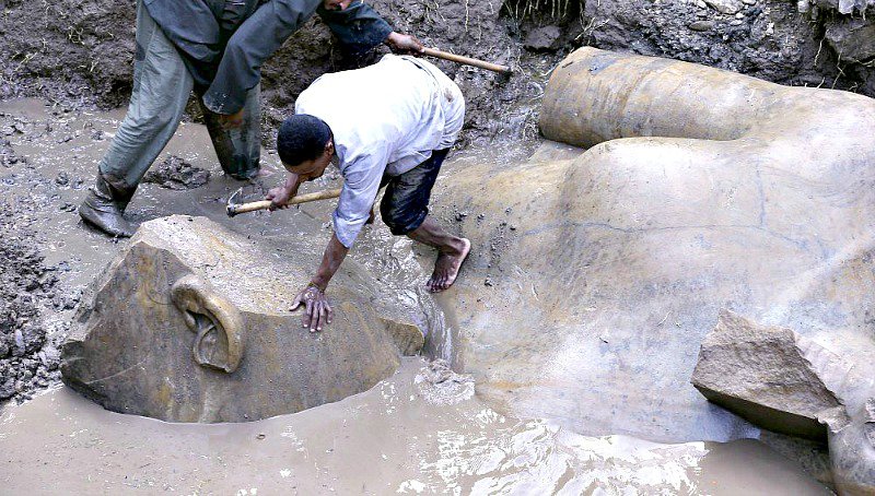 Los expertos egipcios recuperan los fragmentos del coloso que en un principio identificaron, al parecer erróneamente, con el faraón Ramsés II. (Fotografía: Antena 3/EFE)
