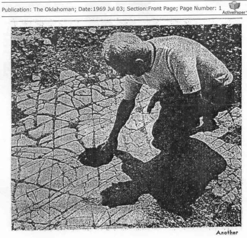 Detalle del supuesto suelo de mosaico, con extraños agujeros, descubierto en Oklahoma. Publicación de «The Oklahoman», 1969. (Fotografía: Código Oculto).