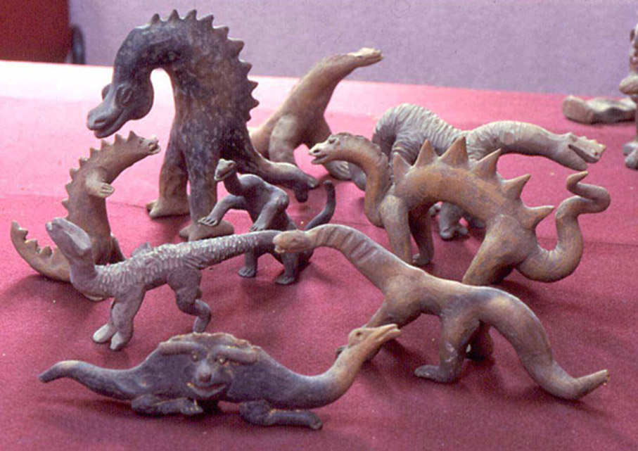 Algunas de las figuritas de Acámbaro de aspecto mitológico o que recuerdan a los antiguos dinosaurios. (The Greater Picture)