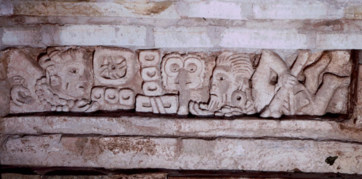 Dintel de una de las tumbas excavadas en años anteriores en Lambityeco (Wikimedia Photo/HJPD)