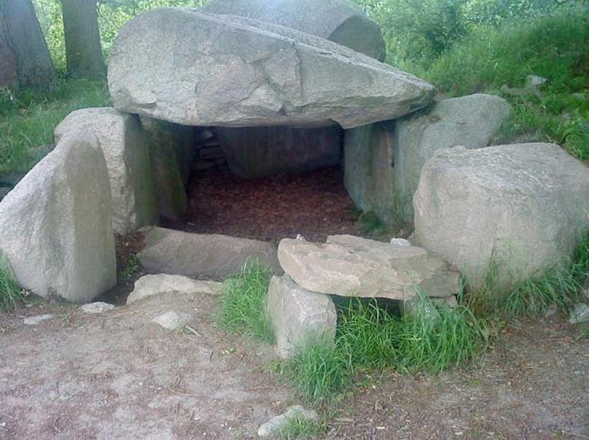 Dolmen de la Cultura de los Vasos de Embudo (tumba megalítica con una sola cámara), Lancken-Granitz, Alemania. (Skäpperöd/ CC BY SA 3.0)