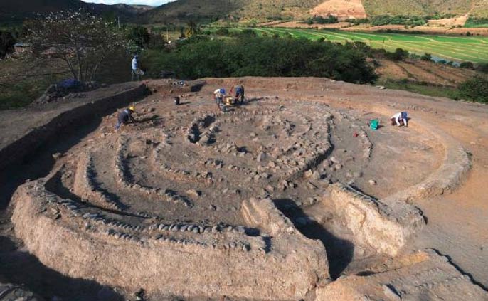 Edificio con forma espiral en el yacimiento arqueológico de Montegrande. (Arqueología del Perú)