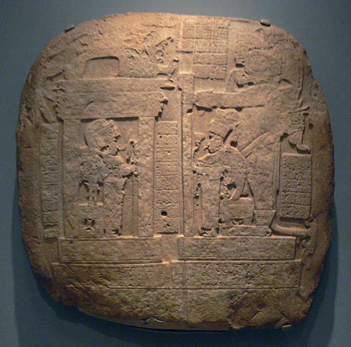 Efigie en trono real; cultura maya, Guatemala, probablemente La Corona, 731 d. C.; 73,5 x 73,2 x 5,7 cm; piedra caliza. Museo de Arte de Dallas, Dallas, Texas, Estados Unidos. (Dominio público)