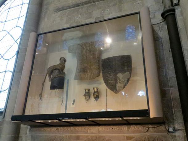 Elementos heráldicos originales del Príncipe Negro, expuestos en la Catedral de Canterbury. (CC BY-SA 4.0) 