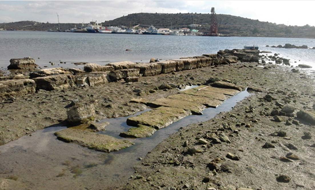 Algunos de los antiguos elementos arquitectónicos hallados en la bahía de Ampelakia, cerca de las ruinas de la desaparecida ciudad portuaria de Salamina. (Chr. Marabou)