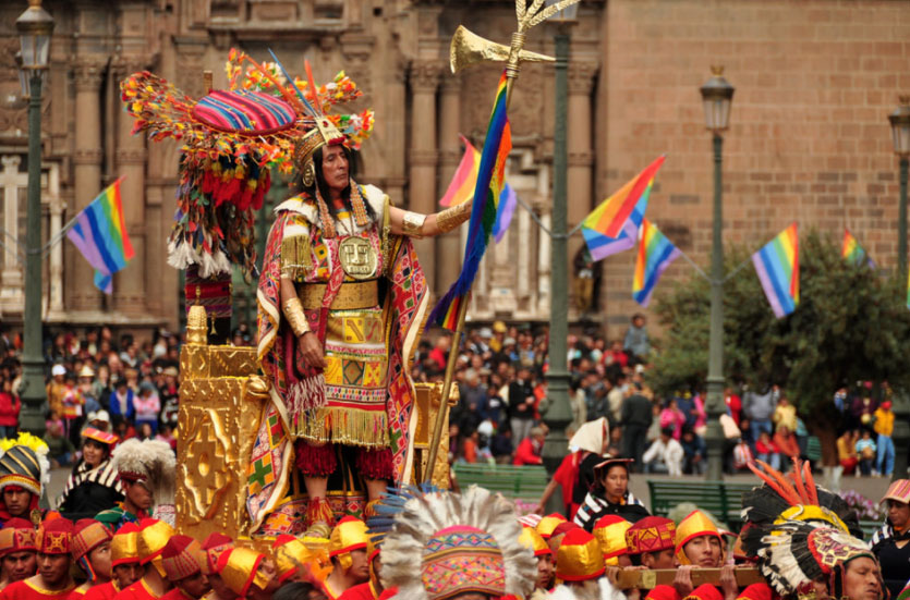Celebraciones del Inti Raymi en Cusco, Perú. En la fotografía podemos observar a un hombre de ascendencia indígena ataviado como emperador inca. (Nyall and Maryanne / Flickr)