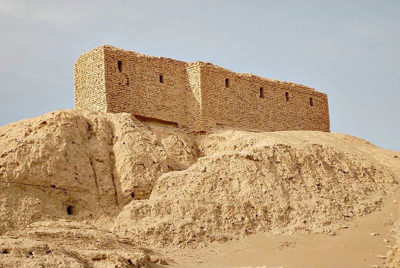 Emplazamiento del antiguo templo (e.kur) de Nippur, principal centro religioso del culto a Enlil. La estructura de ladrillo que se puede observar fue construida por arqueólogos estadounidenses a principios del siglo XX. (Public Domain)