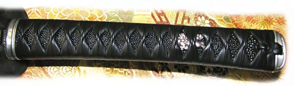 Empuñadura de una katana japonesa recubierta con cuero de piel de raya. La textura rugosa que se observa por debajo del cordaje es la piel de raya. (ullu)