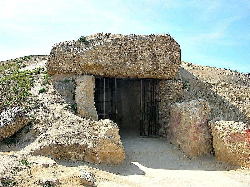 Vista exterior del Dolmen de Menga, construido en torno al año 4700 antes de Cristo. (Grez/GNU)