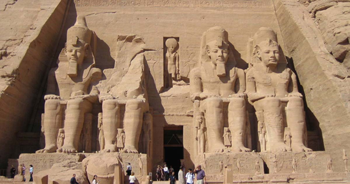 Entrada al Gran Templo de Abu Simbel, con sus cuatro colosales estatuas de Ramsés II (UNESCO)