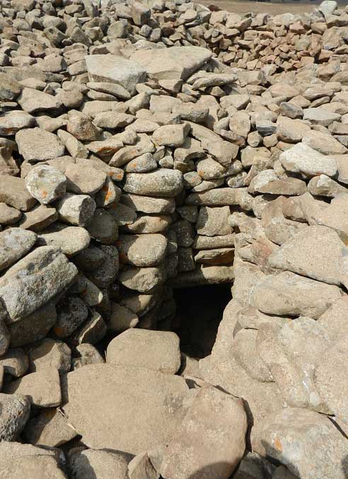 La oscura entrada a la cámara funeraria que se encuentra en el centro de este monumento megalítico. (CC BY-SA 3.0)