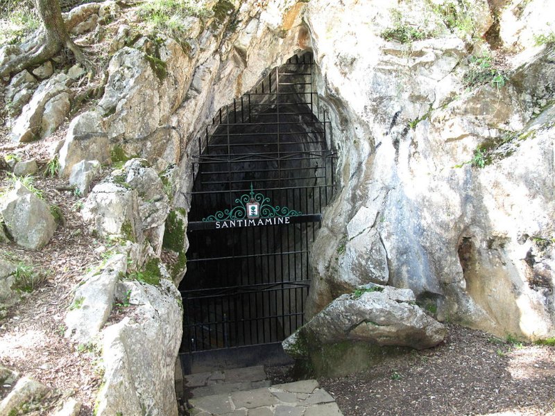 Entrada a la cueva de Santimamiñe. (Simoncio/GNU FREE)