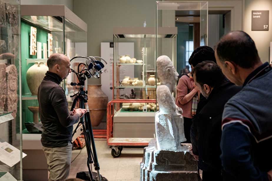 Realización de un escáner de luz estructurada sobre la estatua de Idrimi utilizando un Breuckmann Smart Scan 3D. (Tracey Howe for Making Light)