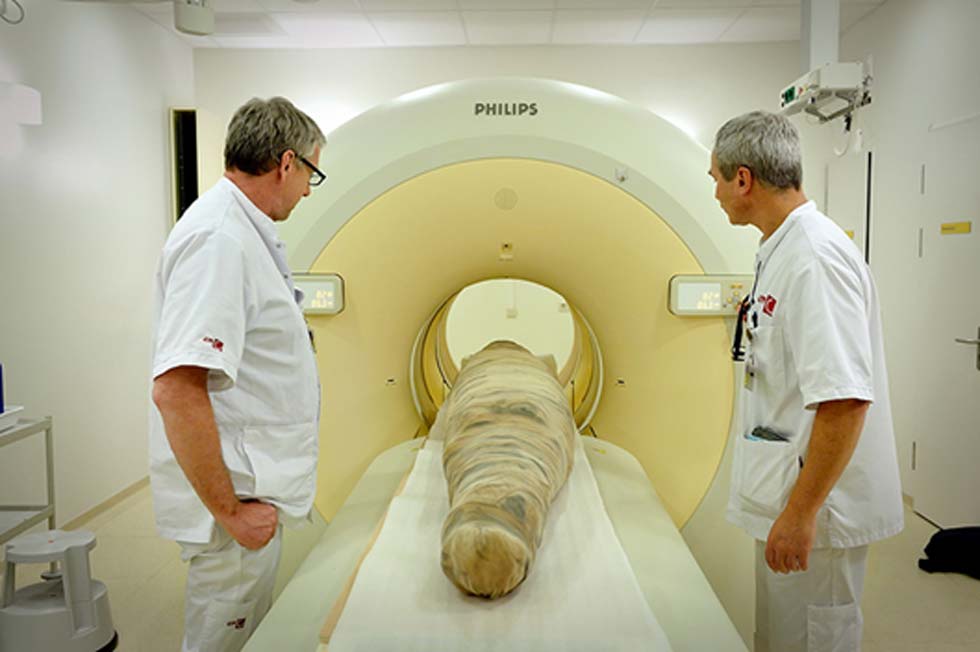 Científicos examinan mediante escáner tridimensional la momia de los cocodrilos en el año 2015. (Mike Bink)