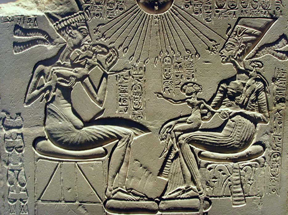 Relieve en caliza que probablemente formaba parte de un altar de adoración familiar y en el que podemos ver a Akenatón y Nefertiti junto a tres de sus hijas. (Public Domain)