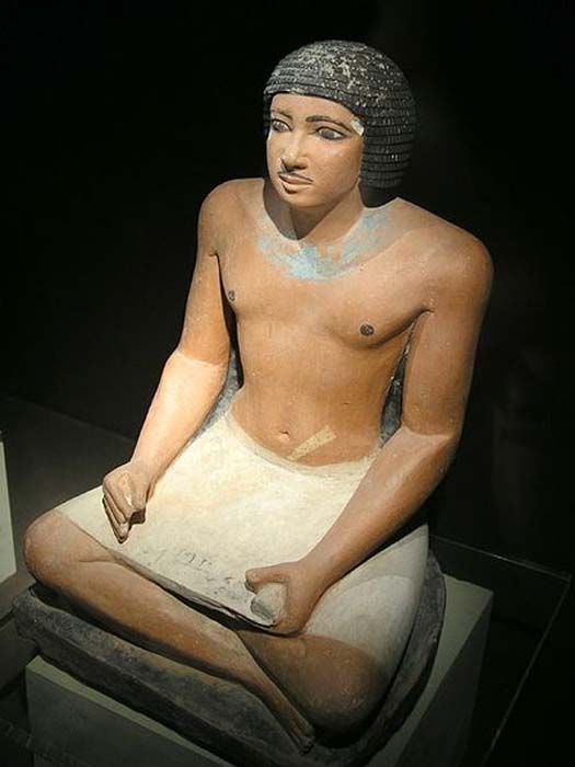 Estatua sedente de un escriba egipcio hallada en el cementerio occidental de Guiza; dinastía V. (Jon Bodsworth)