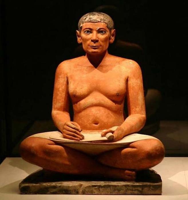‘El escriba sentado’, estatua hallada en Saqqara y datada en el período 2600 a. C.–2350 a. C. (Ivo Jansch/CC BY SA 2.0)