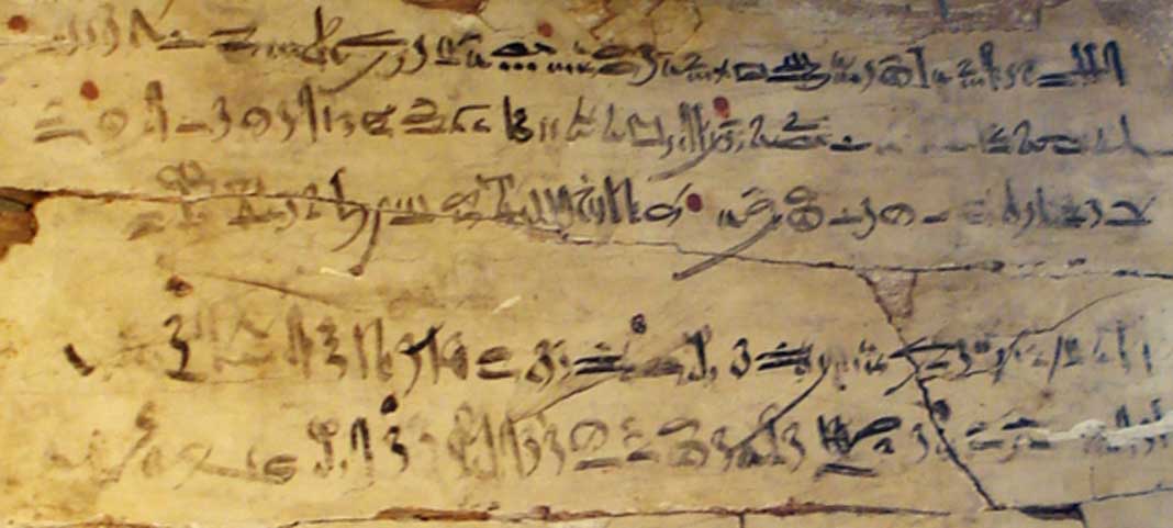 Ejemplo de escritura hierática. Tablilla de ejercicios con extracto hierático de 'Las instrucciones de Amenemhat'. Dinastía XVIII, reinado de Amenhotep I, c. 1514-1493 a. C. (CC BY-SA 3.0)