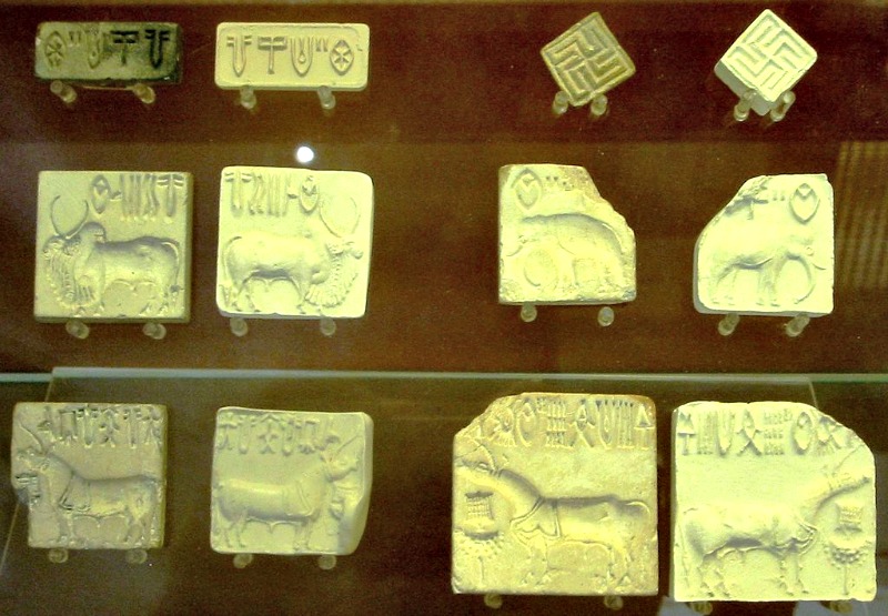 Sellos con caracteres de la escritura del Indo, actualmente en el Museo Británico de Londres, Inglaterra. (World Imaging/GNU Free)