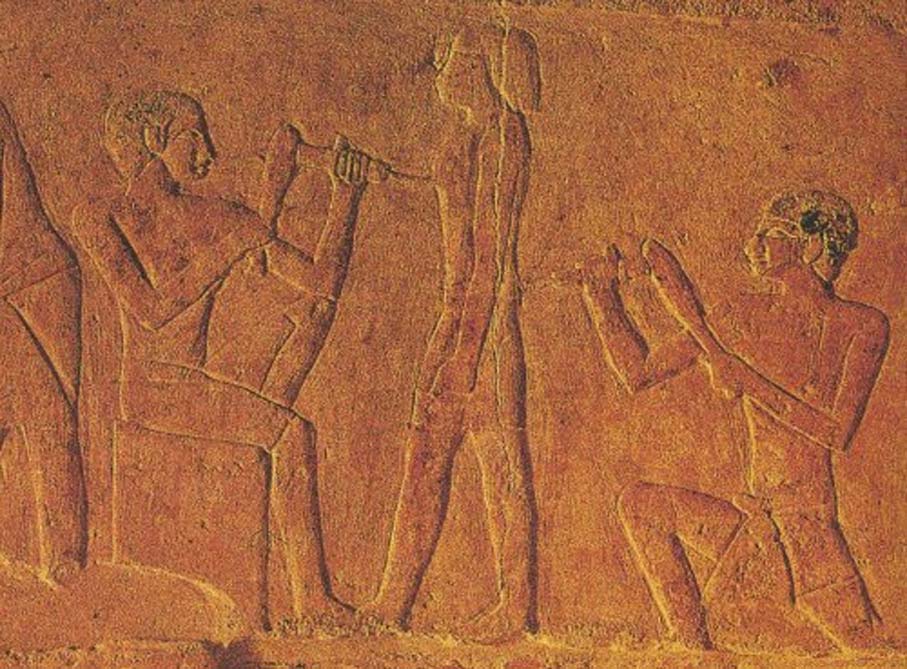 Escultores del antiguo Egipto tallando una estatua. (Underground Science) La corriente oficial sugiere que los canteros del antiguo Egipto utilizaban herramientas comunes para perforar y tallar el granito.