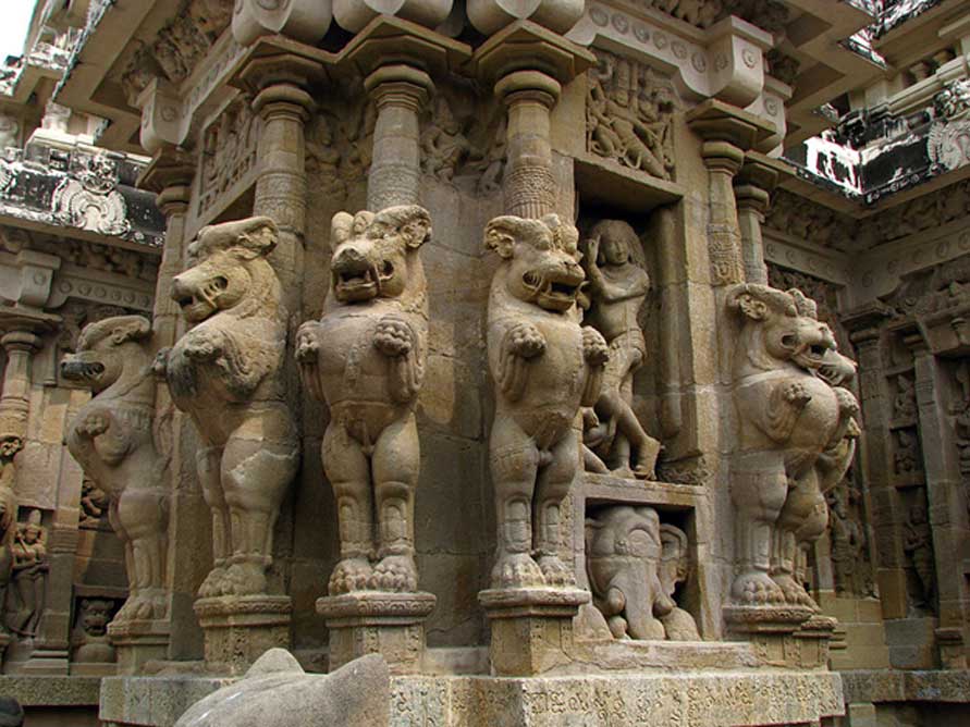 Diseño típico de pilares del templo de Kailasanathar de Kanchi, con leones mitológicos mirando en todas direcciones. (CC BY 2.0)