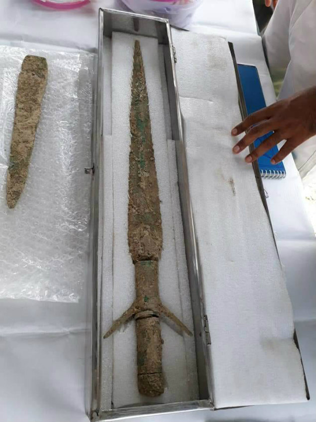También se encontraron espadas y dagas en algunos de los enterramientos. (Times of India)