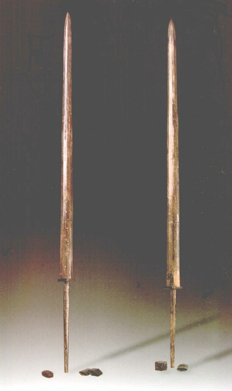 Después de haber permanecido enterradas durante más de 2.200 años, estas espadas de bronce aún brillaban como nuevas y estaban muy afiladas. (Fotografía: La Gran Época)