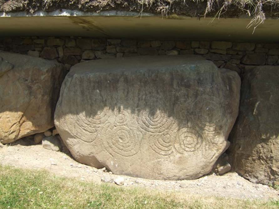 Piedra tallada megalítica de Knowth con un conjunto de marcas espirales incisas. (John M/CC BY SA 2.0)