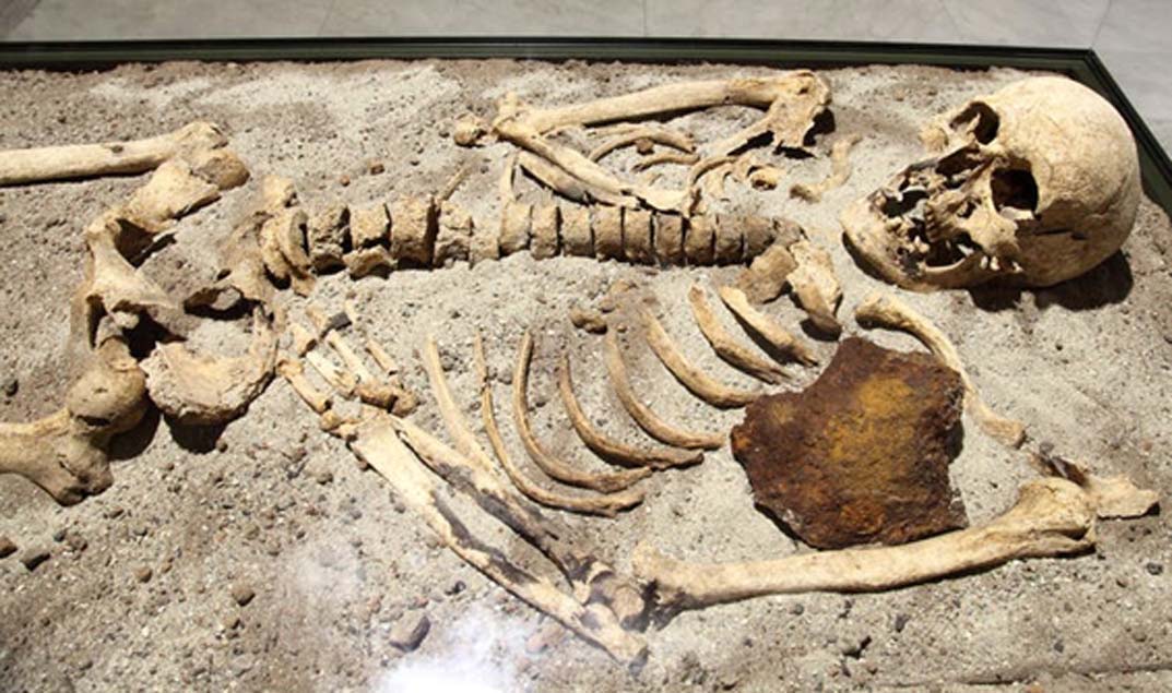 Este esqueleto de hace 800 años descubierto en Bulgaria fue apuñalado en el pecho con una barra de hierro. Bin im Garten, CC BY-SA