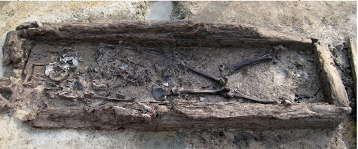 El esqueleto de la mujer aún en el interior del mokgwakmyo. Fotografía: Lee et al., publicada bajo una Licencia Creative Commons.