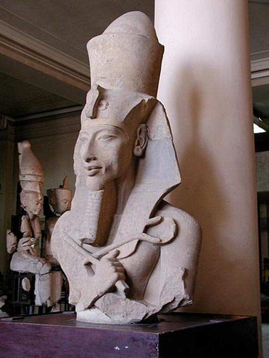 Colosal estatua de Akenatón, del Templo de Atón que se encuentra en Karnak. Museo Egipcio de El Cairo. (Gérard Ducher/CC BY SA 2.5)