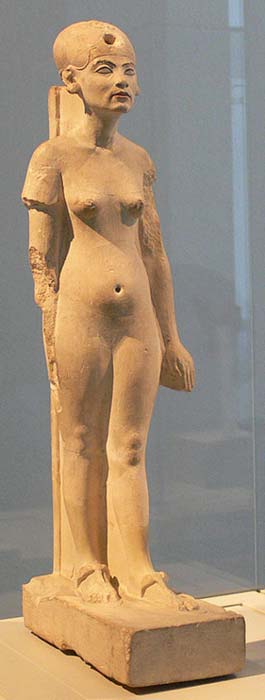 Nefertiti de pie, o quizás caminando. Estatua de piedra caliza. (Public Domain)