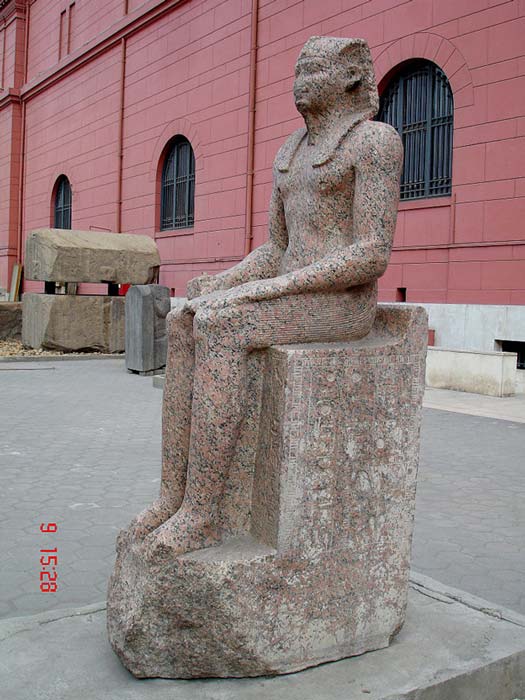 Esta estatua de Sehetepibra (Amenemhat I) se alza en el Museo Egipcio de El Cairo. Amenemhat no era de linaje real, por lo que reformó el estilo piramidal de los monumentos para consolidar su posición como faraón. (Fotografía: Juan R. Lázaro / CC-BY-2.0)