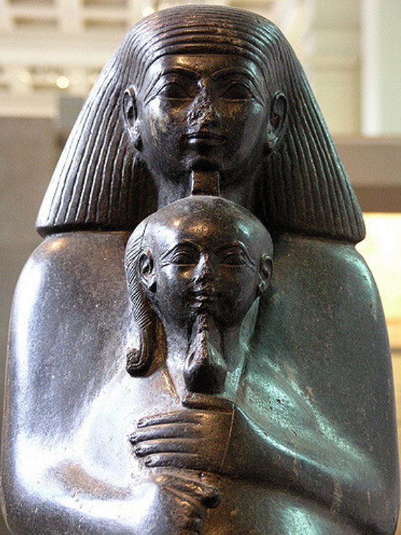 Senenmut abraza a Neferure en una de las estatuas en las que aparecen juntos. Museo Británico. (Lenka P/Flickr)
