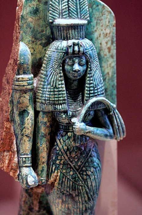 Estatua fragmentada de la reina Tiy. Los arqueólogos creen que a la derecha de la reina aparecía la figura de su esposo, el faraón Amenhotep III. (CC BY-SA 2.0 FR)