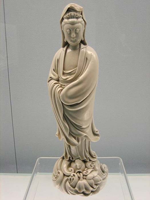 Estatua de porcelana de Kuan Yin, dinastía Ming. (CC BY SA 3.0)